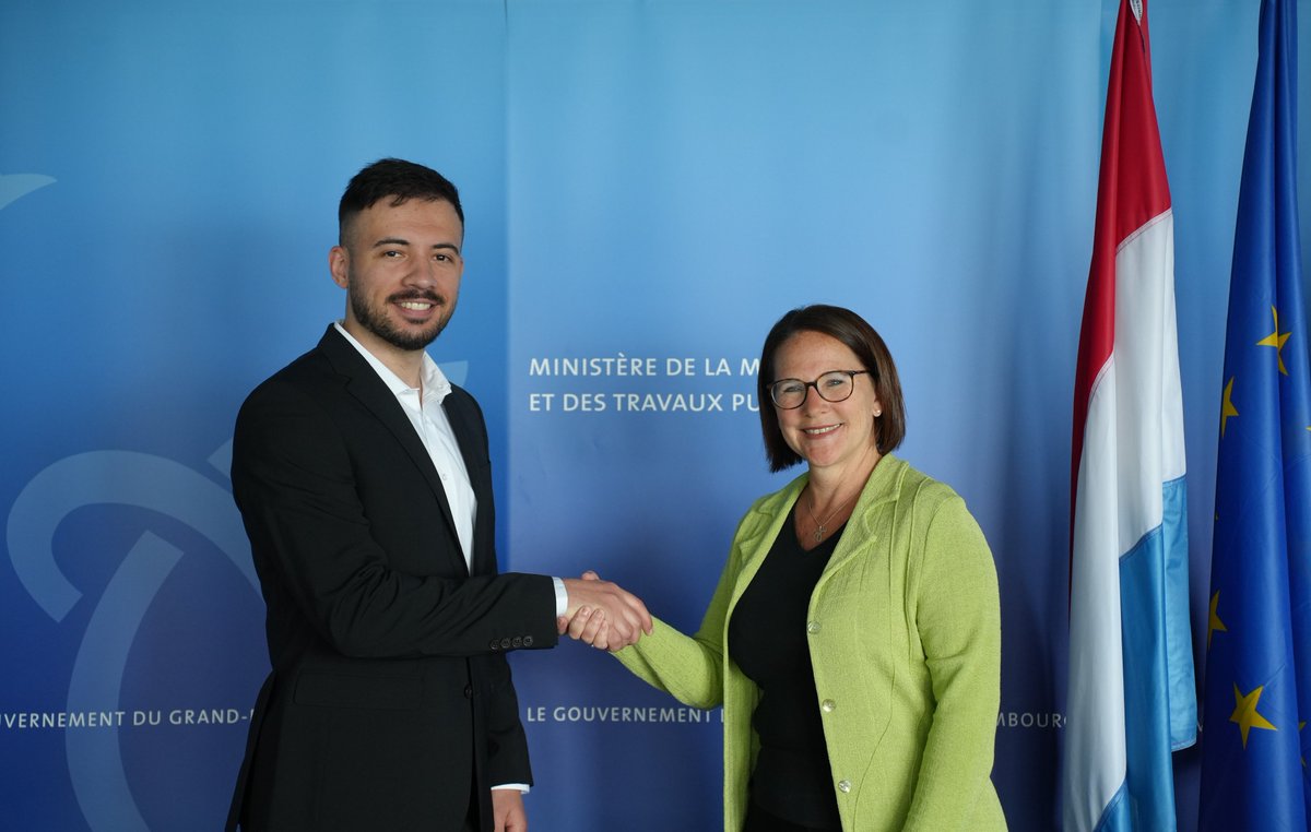 MMTP (@mmtp_lu) on Twitter photo Den Almir Sijaric, Auditeur am Service Surveillance bei der Eisebunnsverwaltung 🚂, ass haut offiziell vun der Ministesch <a href="/Yuriko_Backes/">Yuriko Backes</a> vereedegt ginn.
Felicitatiounen a vill Freed bei der deeglecher Aarbecht! 👏 Den Almir Sijaric, Auditeur am Service Surveillance bei der Eisebunnsverwaltung 🚂, ass haut offiziell vun der Ministesch <a href="/Yuriko_Backes/">Yuriko Backes</a> vereedegt ginn.
Felicitatiounen a vill Freed bei der deeglecher Aarbecht! 👏