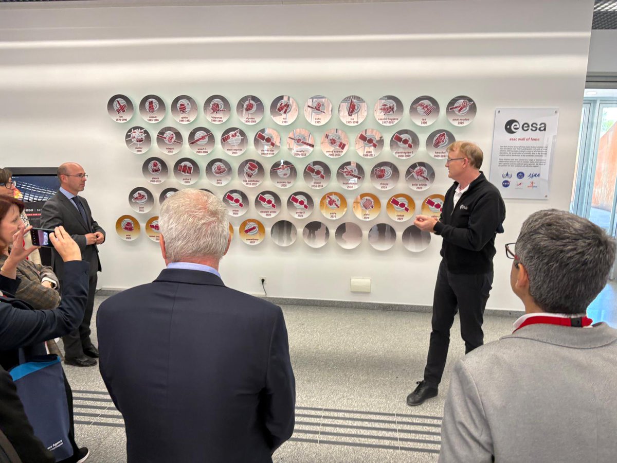 CSIC (@csic) on Twitter photo 🛰️ La presidenta del #CSIC, <a href="/delPinoE/">Eloísa del Pino</a>, ha visitado hoy en Madrid el Centro Europeo de Astronomía Espacial de la <a href="/esa_es/">ESA España</a>, donde también se ha reunido con el personal del <a href="/C_Astrobiologia/">Centro Astrobiología</a>
🚀 El Consejo sigue impulsando la ciencia y colaboración en el sector espacial 🛰️ La presidenta del #CSIC, <a href="/delPinoE/">Eloísa del Pino</a>, ha visitado hoy en Madrid el Centro Europeo de Astronomía Espacial de la <a href="/esa_es/">ESA España</a>, donde también se ha reunido con el personal del <a href="/C_Astrobiologia/">Centro Astrobiología</a>
🚀 El Consejo sigue impulsando la ciencia y colaboración en el sector espacial