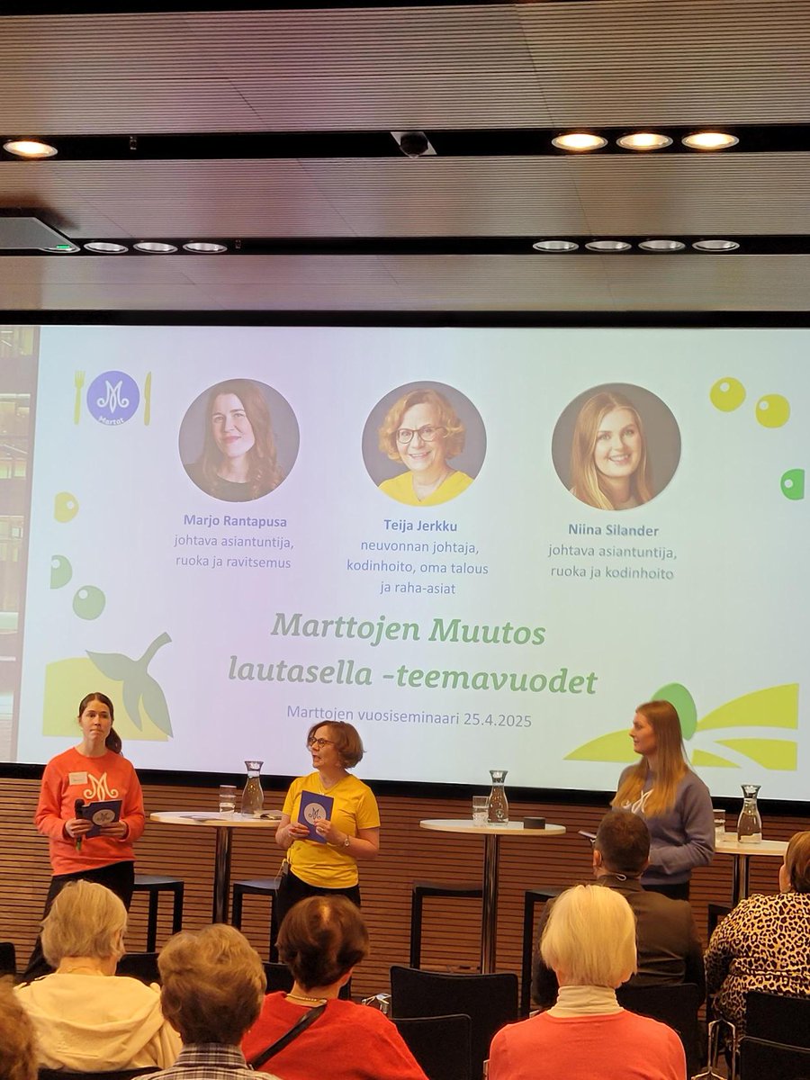 Marttaliitto's tweet photo. Kiitos Marttojen vuosiseminaariin paikan päällä ja linjoilla osallistuneet, sekä upeat panelistimme ja puhujat: Teea Kortetmäki, (Jyväskylän yliopisto), Emmi Lukkarila (Lounais-Suomen Martat), @AnttiOksa (SOK), @ElinaOvaskainen (maa- ja metsätalousministeriö), @BenjaminPitkane (Viral Vegans), @RouvinenSari (Piiroomäen tila) sekä @spietikainen, @MarttaManna, @TeijaJerkku, Niina Silander ja Marjo Rantapusa Martoilta!

Me martat haluamme muuttaa ruokakulttuuria. Keskustelemimme seminaarissa ruokamurroksesta ja siitä, miten me kaikki voimme edistää arvostavaa ruokapuhetta.

Jos et päässyt tänään linjoille, tallenne keskustelusta julkaistaan myöhemmin!

✨Nostoja  seminaarista✨

@ElinaOvaskainen kertoi, että hän työryhmineen valmistelee ruoantuotannon strategiaa. Ympäri Suomea järjestetyissä työpajoissa on kerätty ymmärrystä siitä, miltä suomalaisen ruokatuotannon pitäisi näyttää. Pitää muistaa, että systeemiset muutokset eivät tapahdu hetkessä tai vuodessa. Ruokakeskustelu herättää myös huolta ja keskustelua huoltovarmuudesta: minkälaista ruoantuotantoa meillä pitää olla tulevaisuudessa?

@RouvinenSari: Jos Suomessa ei olisi omaa ruoantuotantoa, mitä sitten syömme? Olisiko ulkomainen ruoka saatavilla ja laadukasta? Yksi tärkeä pointti on huomioida nurmen käyttö. Nurmea ei ihminen pysty hyödyntämään samoin kuin laiduntavat eläimet. Kaikki peltolohkot eivät sovellu juureksille ja viljalle.

Miten kauppa osallistuu ruokamurrokseen, SOK:n @AnttiOksa? SOK:lla on kunnianhimoisia tavoitteita, kuten se, että 65 % kaikesta myydystä ruoasta on vuoteen 2030 mennessä kasvipohjaista. Toisena tavoitteena on saavuttaa koko arvoketjun hiilineutraalius v. 2050 mennessä. Nämä eivät kuitenkaan toteudu nykykehityksellä. Rakenteelliset ja kulttuuriset tekijät vaikuttavat ruokamurroksen etenemiseen. Kasvisruoalle ei myöskään ole ollut isoa puolestapuhujaa. Yksi tällainen toimija on ollut Martat, samoin kuin Pro Vege -yhdistys, joka tekee tätä työtä Suomessa. SOK on kiinteä osa suomalaista ruokaketjua. SOK:n myymästä ruoasta 80 % on suomalaista. On tärkeää tuoda kuluttajan ääntä ja faktaa esiin ja olla hyvä kumppani, jotta ruokaketju olisi elinvoimainen ja ymmärtää kuluttajien muuttuvia tarpeita.

Mitä edustamasi järjestö Viral Vegans tekee ruokamurroksen eteen, @BenjaminPitkane? "Tapaamme paljon sidosryhmiä edistääksemme ruokamurrosta. On jo paljon hienoja esimerkkejä Suomesta, miten monet organisaatiot ovat tehneet siirtymän kohti kasvipohjaisia tarjoiluja. Tulevaisuus näyttää positiiviselta".

@ElinaOvaskainen peräänkuulutti, että ruokakeskustelu kulminoituu usein proteiiniin, eli kaivataan laajempaa keskustelua. Terveelliseen ruokavalioon kuuluu niin paljon muutakin kuin proteiinia.

@AnttiOksa kertoi esimerkkejä onnistuneesta kestävyysviestinnästä SOK:lla. Toimenpiteenä siihen, että suomalaiset syö liian vähän kasviksia ruokasuositukseen nähden, SOK on tuonut paljon reseptiikkaa kasvisruoasta. Tämän lisäksi "Alle euron hevit" -esillepano ja -konsepti on kiinnostanut ihmisiä ja lisännyt kulutusta ja erilaisten kasvisten käyttöä.

Marttojen kotitalousasiantuntija Emmi Lukkarila kertoi, että Marttojen kursseilla käydään paljon ruokakeskusteluja. Ihmiset kaipaa monesti käytännönläheisiä vinkkejä, kuten mistä eri tuotteet löytyvät kaupan hyllyltä. Paljon kuulee sitä, että halua olisi kokeilla uusia kasvistuotteita, mutta rohkeutta uusien tuotteiden kokeiluun ei aina ole. Keskusteluissa ovat myös hävikkiin ja lajitteluun liittyvät aiheet.

@BenjaminPitkaneon kiertänyt ympäri Suomea puhumassa kasvispohjaisesta ruoasta ja toi esiin, että kasvisruoan puoltajia löytyy ympäri maata, eli se ei ole vain kaupunkilaisten juttu. Hän toi esiin, että työtä on tehty myös sen eteen, miten kasvisruokaa on lisätty joukkoruokailussa, kuten kouluruokailu. Benjamin uskoo, että nimenomaan joukkoruokailut ovat ruokamurroksen edistämisessä avainasemassa.

@RouvinenSari toi esiin, että ruoantuottajia syyllistetään valtavasti. Esimerkkinä se, että yhdenkään toisen yrittäjän ei tarvitse perustella omia tekemisiään yhtä paljon, kuin ruoantuottajien. Ruoantuottajat joutuvat perustelemaan tekemisiään ihan lannankäytöstä lähtien. Sari kokee, että harvoin tilalliset pääsevät kertomaan omia kantojaan. Ruoan hinnan lasku on ollut iso isku maataloustuottajille. On kuitenkin hyvä, että jokainen saa syödä sellaista ruokaa kuin haluaa.

@spietikainen nosti näkökulmia ruokamurrokseen ja kiitti panelisteja omasta panoksestaan ruokakeskusteluun. Hän peräänkuulutti hyvää ja rakentavaa keskustelua ruoan ympärillä: voisimmeko oppia kunnioittamaan toisiamme? Some kärjistää keskusteluja tarpeettomasti. Ruoan pitää olla ekologista, riittävän taloudellista ja tuoda iloa!

#martat #MuutosLautasella