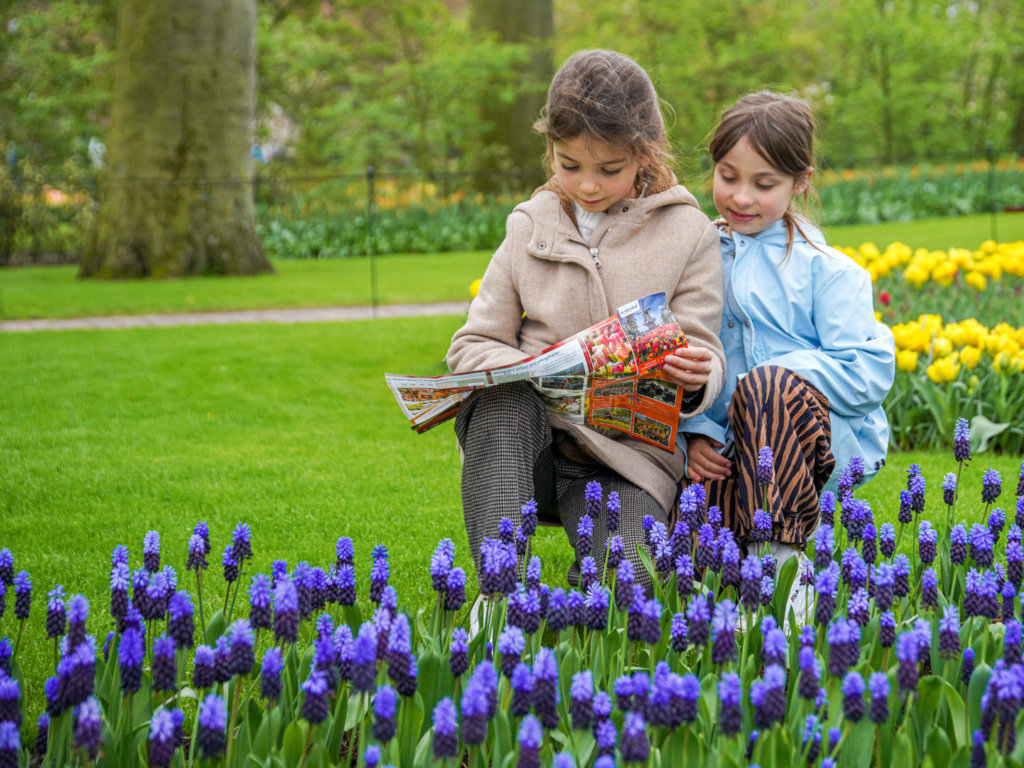 This holiday, there’s only one place you want to go with the family: Keukenhof! Jump over the water at the stepping stones, explore the park with the scavangers hunt and enjoy the beautiful flowers. Keukenhof is a day out for the whole family!
#kids #flowers #dayout #holiday