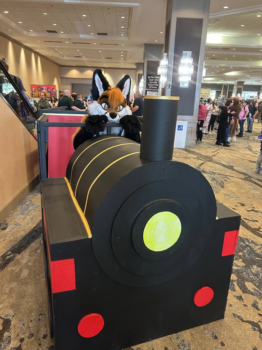 Doing fox things #TFF2025 
#FursuitFriday
