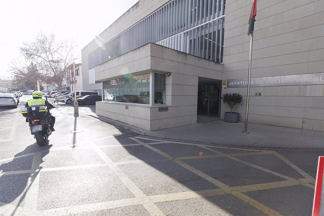 El gobierno de Carazo nombra jefe de Estudios de la Escuela de la Policía Local de Granada al subinspector pendiente de juicio por violencia de género

Fiscalía pide cárcel por violencia hacia su expareja, cuyo Viogén, además, vulneró junto a otros agentes
elindependientedegranada.es/politica/gobie…