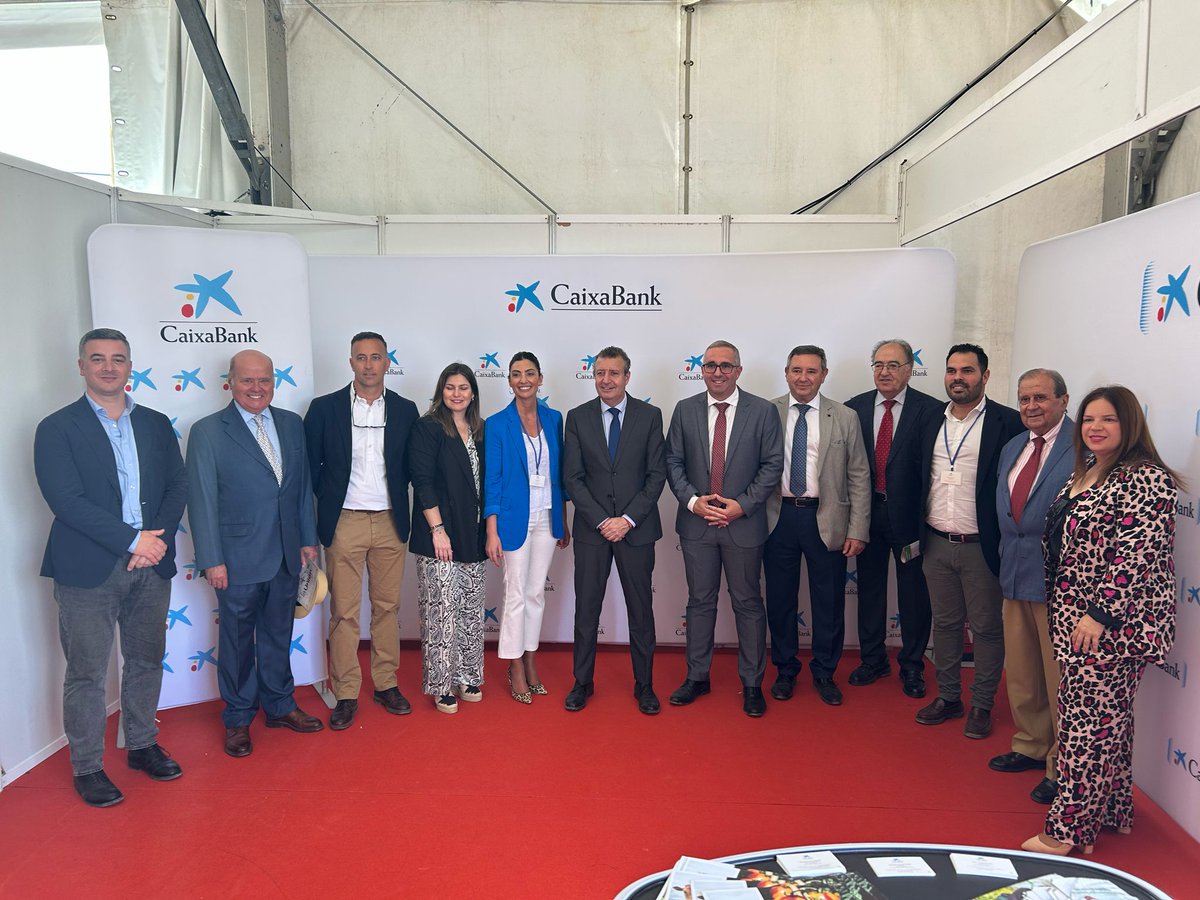 🤝 Recorriendo cada rincón de la feria. Seguimos con la visita institucional, saludando a participantes y agradeciendo a patrocinadores. ¡Gracias por ser parte de esta experiencia!
#SaboresdelaProvinciaDeSevilla