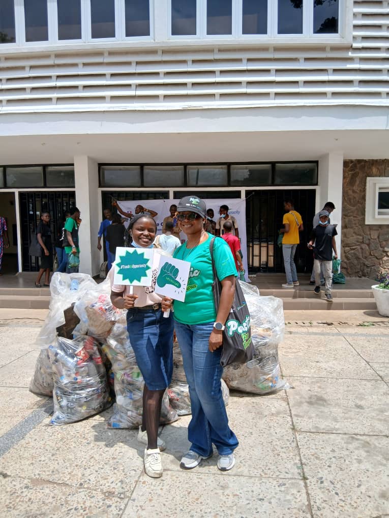 becca4_Christ's tweet photo. I was privileged to join over 100 UI students for the campus cleanup drive held today.
 We picked up nylons and plastic around UI environs.

Glad to do this 😁😁.

#plasticfreecampus #getcreativewithplastic
#wastetowealth
#fefawarenesscampaign
#makeanimpact https://t.co/2RRmzmqWU2