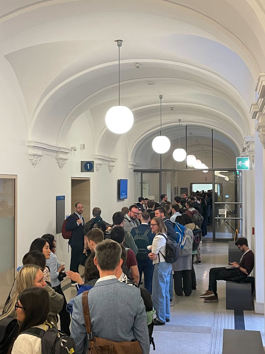 COMPTEXTCONF's tweet image. #COMPTEXT2025 is thriving, with a massive crowd gathering—queues winding through the halls! Afternoon panels tackle computational method validation, political analysis, populism on social media, European policy responses, global power dynamics, and gender in political discourse.
