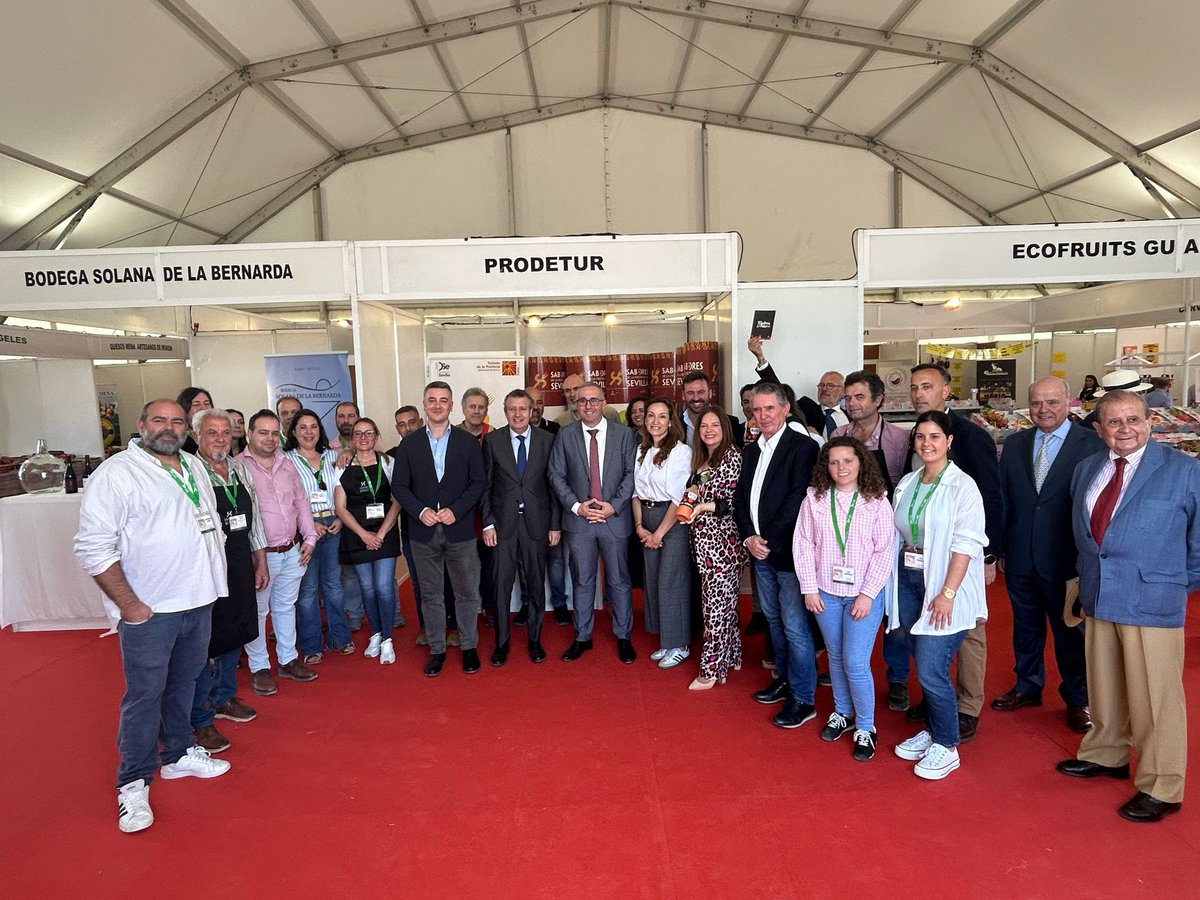 🥘🥖🍷 El presidente y vicepresidente de Prodetur, junto al alcalde y autoridades, han visitado el espacio Sabores de la Provincia de Sevilla. Han saludado a nuestros productores, que están compartiendo con orgullo lo mejor de nuestra tierra. #SaboresDeLaProvinciadeSevilla