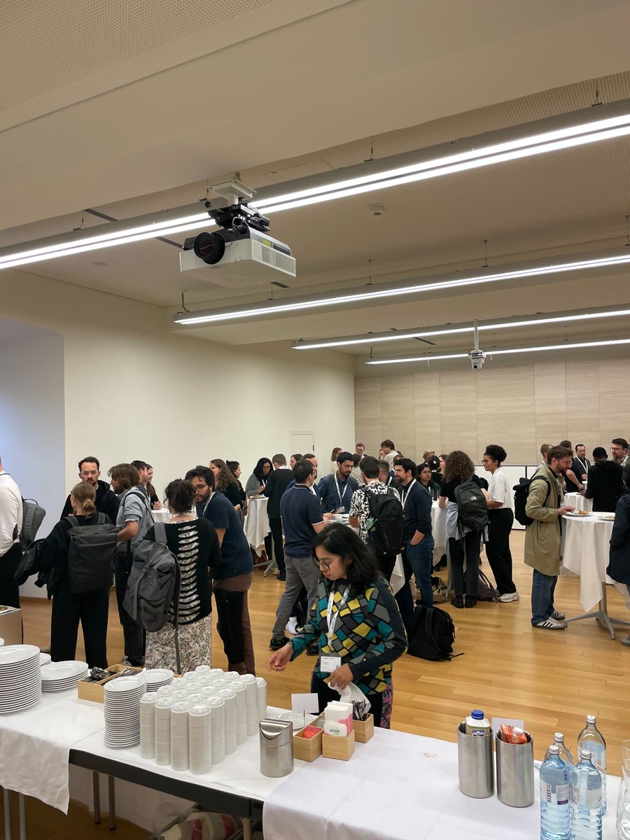COMPTEXTCONF's tweet image. #COMPTEXT2025 is thriving, with a massive crowd gathering—queues winding through the halls! Afternoon panels tackle computational method validation, political analysis, populism on social media, European policy responses, global power dynamics, and gender in political discourse.