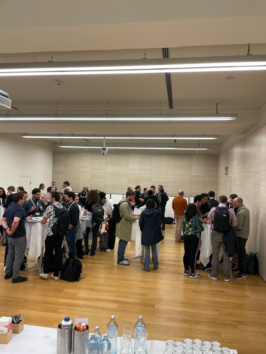 COMPTEXTCONF's tweet image. #COMPTEXT2025 is thriving, with a massive crowd gathering—queues winding through the halls! Afternoon panels tackle computational method validation, political analysis, populism on social media, European policy responses, global power dynamics, and gender in political discourse.