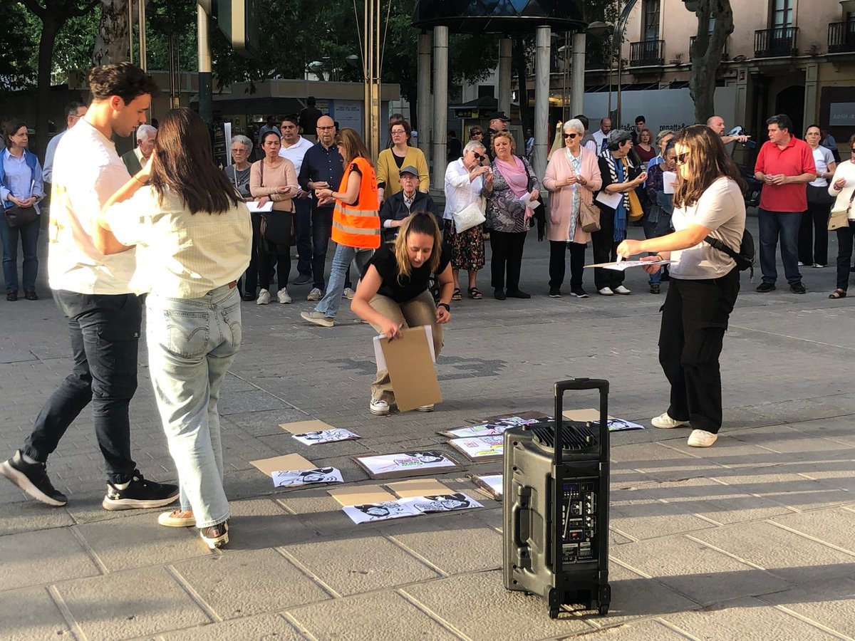 LoyolaAnd's tweet photo. 📍Nuestra Universidad, con especial implicación del Grado en Enfermería, participó ayer en el Círculo de Silencio en Córdoba @diocesiscordoba  reclamando una salud sin barreras para migrantes y refugiados.  #CírculoDeSilencio #CVX https://t.co/85X7kE7agw