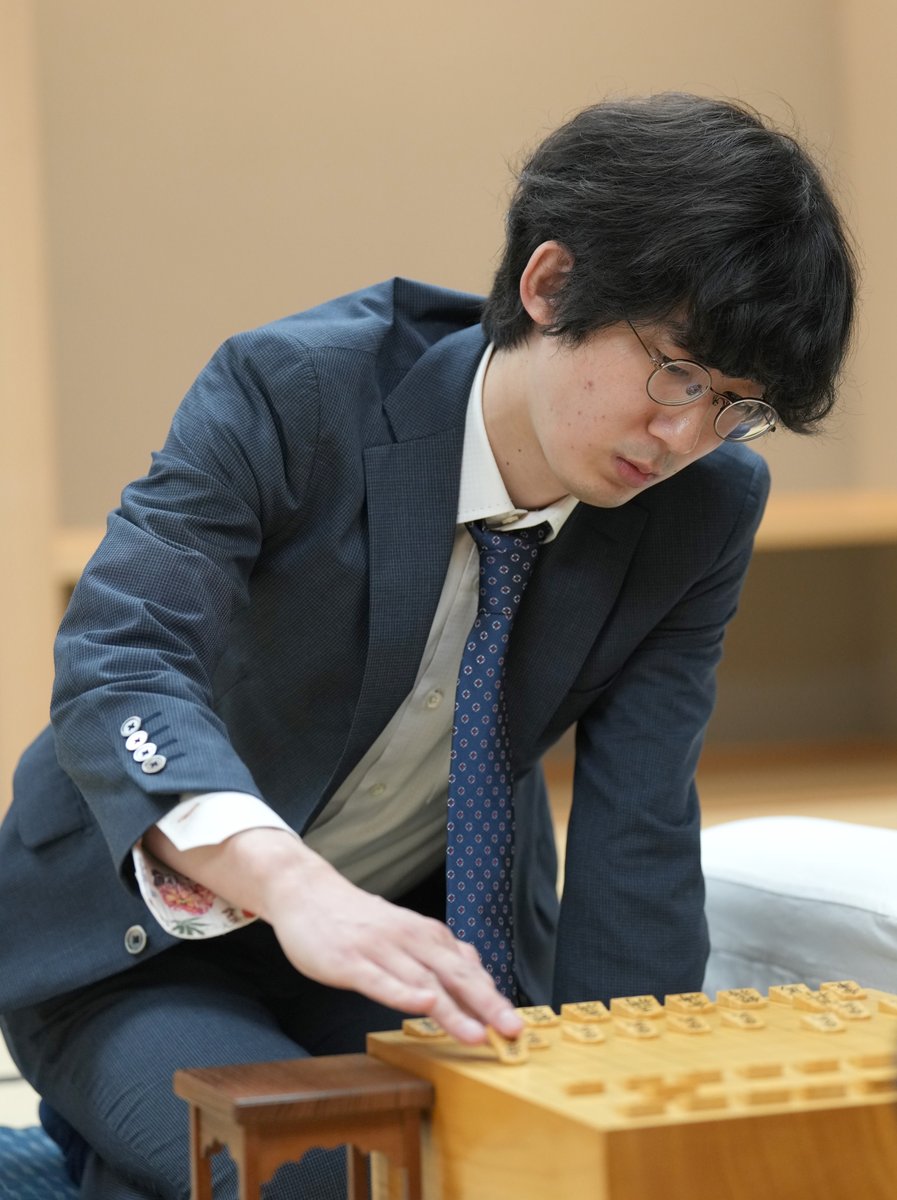 sankei_shogi's tweet photo. ヒューリック杯棋聖戦　杉本和陽六段がタイトル初挑戦　声震わせ「くさらず良かった」

#棋聖戦 の挑戦者決定戦が指され、 #杉本和陽 五段が永瀬拓矢九段に勝ち、藤井棋聖への挑戦権を獲得しました。タイトル初挑戦の昇段規定も満たし、六段に昇段しました。 

⏬記事を読む
https://t.co/63pLeKJfPA https://t.co/Huvcaf9roG