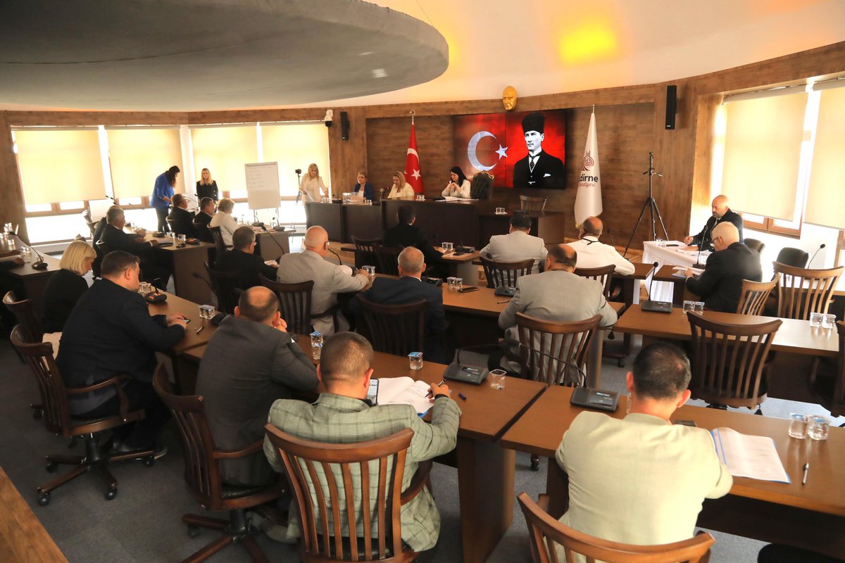 avfilizgencan's tweet photo. Edirne Katı Atık Yönetimi Birliği (EDİKAB) olarak düzenlediğimiz toplantımızda, birlik çalışmalarımızın daha verimli ve etkin bir şekilde yürütülmesi için önemli kararlar aldık. 

2025 yılı itibariyle, bugüne kadar 24.914 ton atık bertaraf edildi, 3.753 megawatt elektrik üretildi ve 290 ton tıbbi atık bertaraf edildi. 

Edirne’yi daha temiz ve sürdürülebilir bir şehir yapmak adına çevremize ve geleceğimize sahip çıkmaya devam edeceğiz.