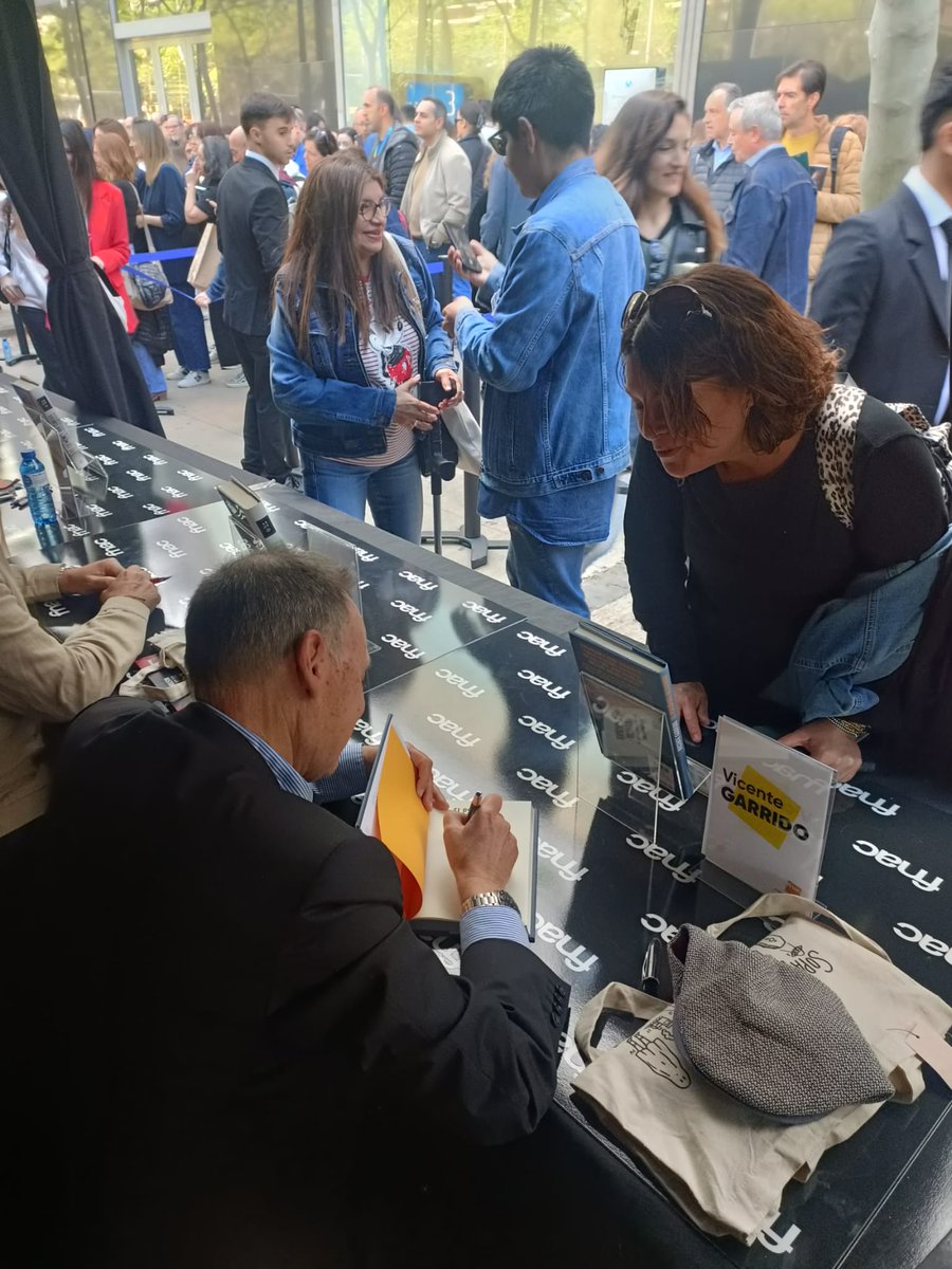 Un día estupendo en Sant Jordi! Muchas gracias a los lectores que se acercaron a verme😃🌹