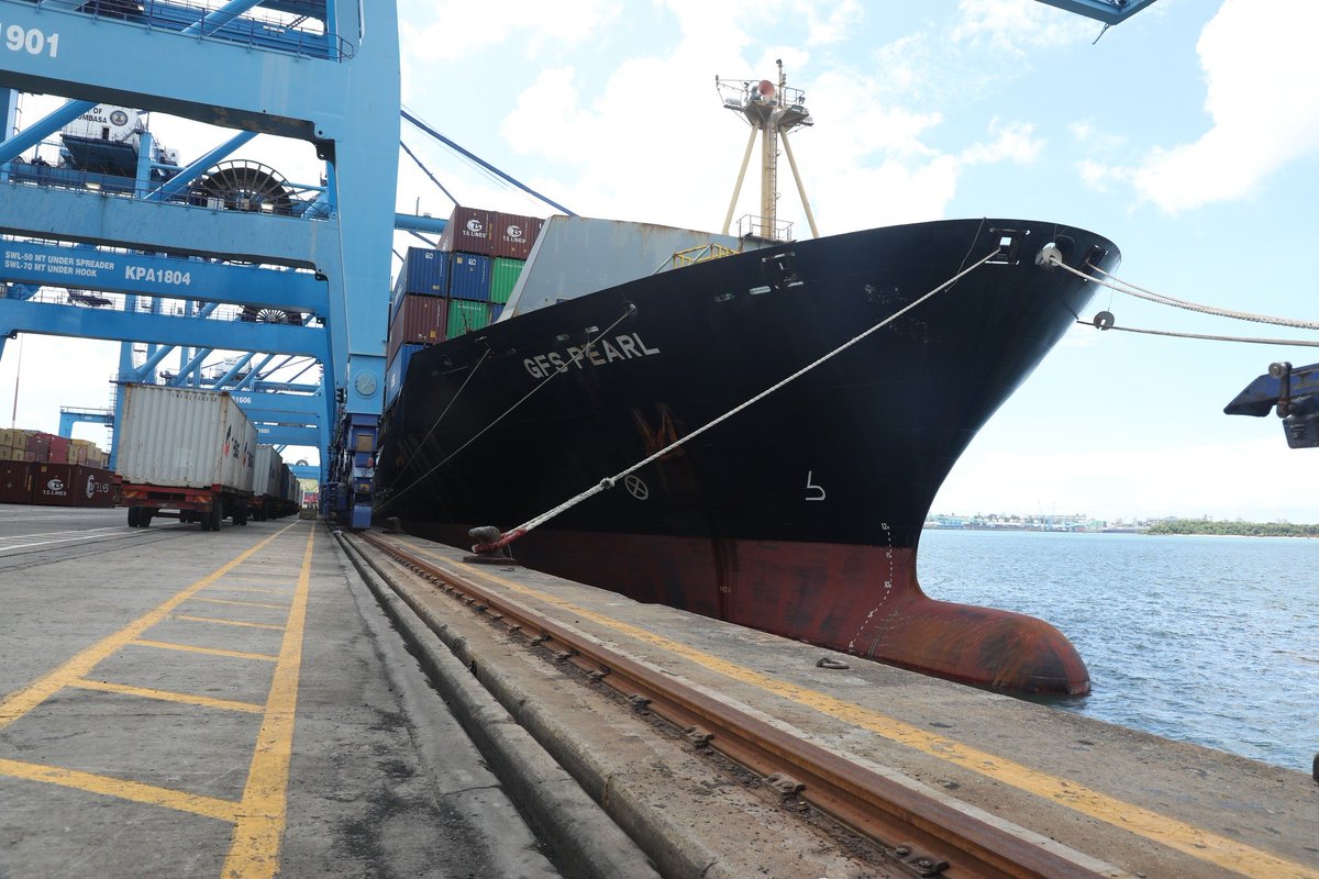 Kenya_Ports's tweet photo. Our vessel of the week is MV GFS Pearl, a container carrier currently discharging 1,215 units and loading 1,174 at berth no. 17 at the Port of Mombasa.
In the next 14 days, the port is expected to handle 39 vessels, with 23 of those being container ship.
#vesseloftheweek https://t.co/t2vxnZfuFf
