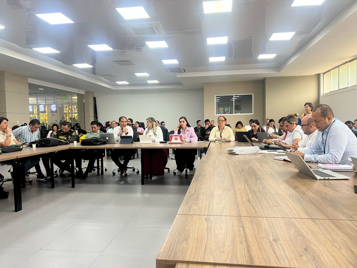 Supersalud's tweet image. #FiebreAmarilla | Este jueves, nuestra #RegionalSur, articulada con @MinSaludCol y el @INSColombia, hizo presencia en el PMU de #Ibagué y #ValleDeSanJuan, apoyando, orientando y promoviendo la atención resolutiva de la emergencia por el brote en el departamento.
#Tolima