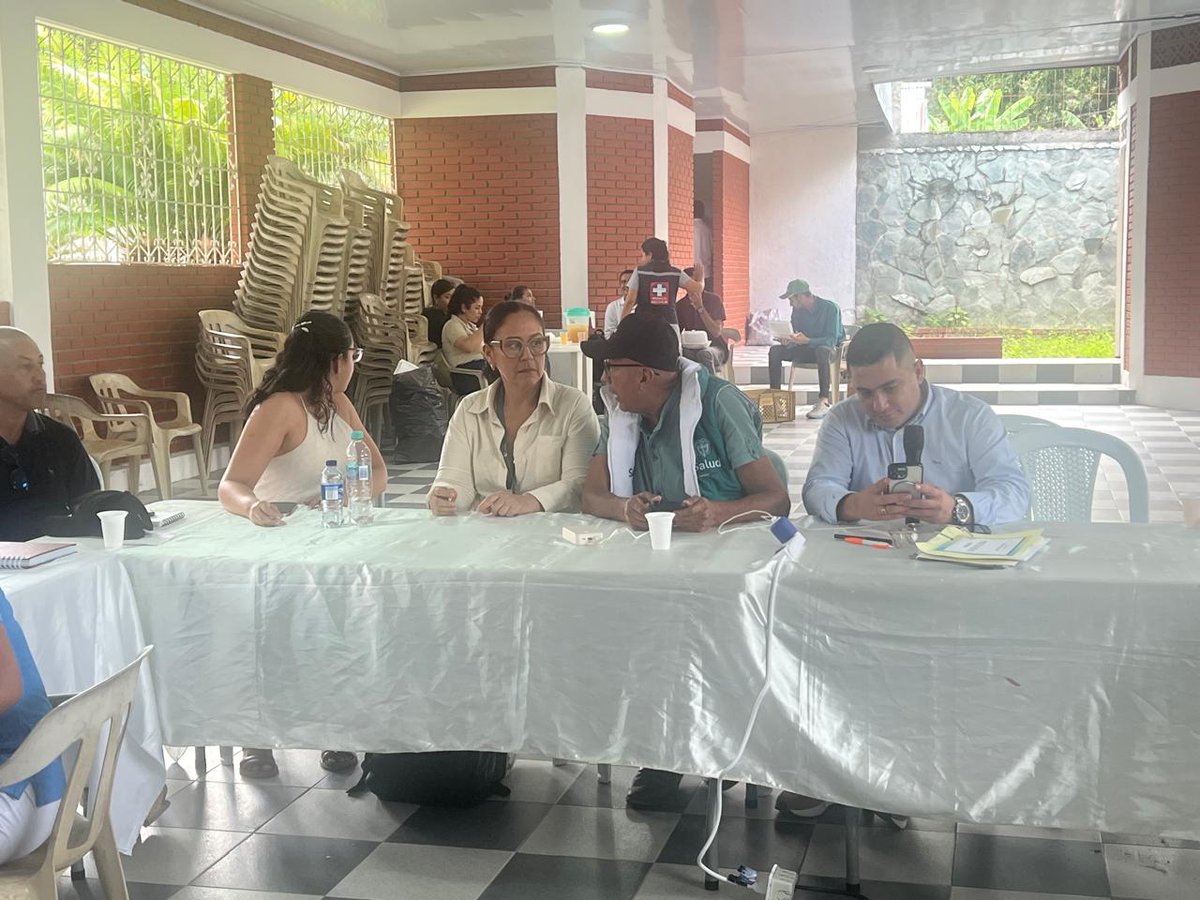 Supersalud's tweet image. #FiebreAmarilla | Este jueves, nuestra #RegionalSur, articulada con @MinSaludCol y el @INSColombia, hizo presencia en el PMU de #Ibagué y #ValleDeSanJuan, apoyando, orientando y promoviendo la atención resolutiva de la emergencia por el brote en el departamento.
#Tolima