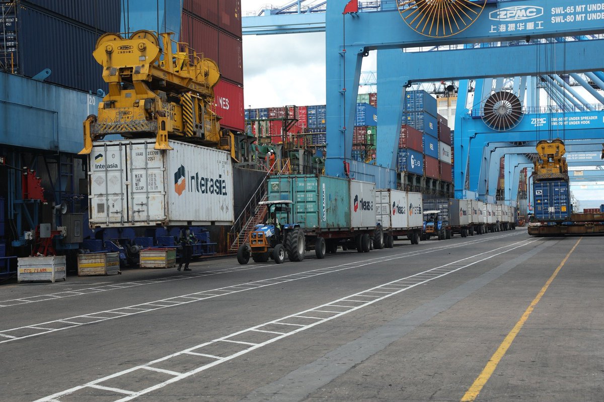 Kenya_Ports's tweet photo. Our vessel of the week is MV GFS Pearl, a container carrier currently discharging 1,215 units and loading 1,174 at berth no. 17 at the Port of Mombasa.
In the next 14 days, the port is expected to handle 39 vessels, with 23 of those being container ship.
#vesseloftheweek https://t.co/t2vxnZfuFf