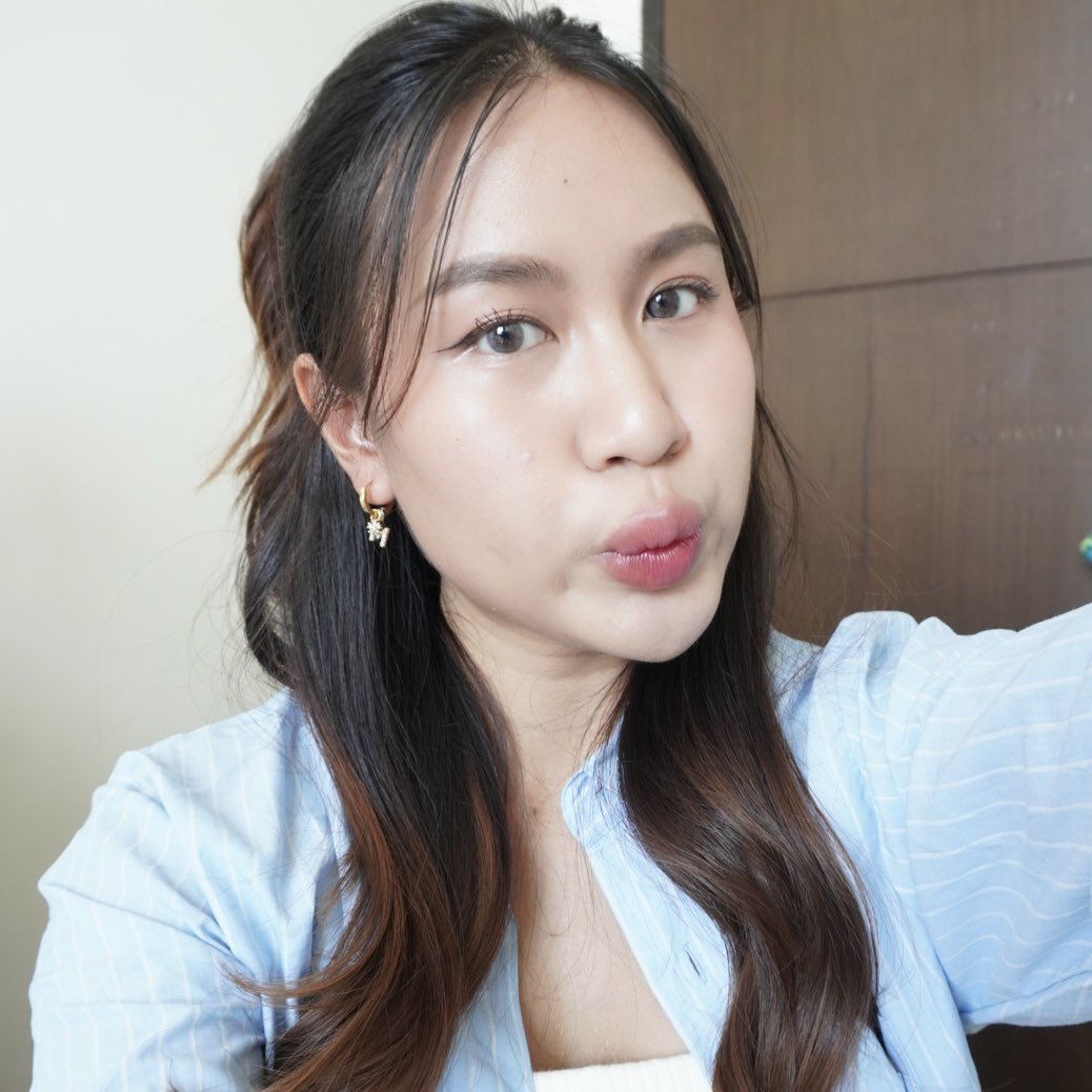 tkxmq_'s tweet photo. รองพื้นเนื้อครีมของ COVERMARK รุ่น Flawless Fit คืองาน flawless จริงแหละ ปกติรองพื้นจะเป็นเนื้อน้ำใช่มั้ย แต่อันนี้เค้าเอามาอัดใส่แพนเป็นแบบเนื้อครีม คือปาดแล้วผิวแบบกริบ สวยเลยอะ แล้วเราว่าเนื้อแบบนี้คือบิ้วการปกปิดง่าย ไม่ทำให้เป็นคราบด้วย คุมมันก็ดี แบบผ่านไปครึ่งวันหน้ายังไม่เมือก ผิวยังสวยกริบอยู่เลยอะ 

#Covermark #FlawlessFit