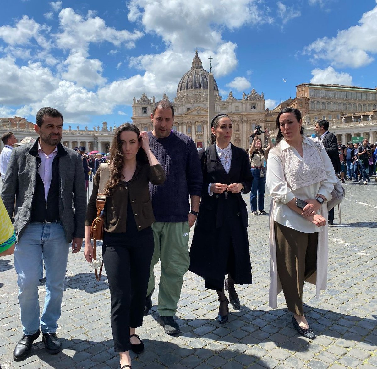 📸 Una delegación de la UCAM formada por 16 personas, entre ellas miembros del Consejo de Gobierno de la Universidad y del Patronato de la Fundación San Antonio, asiste en Roma a los actos religiosos y la misa funeral por el Papa Francisco.
✝️ El próximo miércoles a las 11:00h,