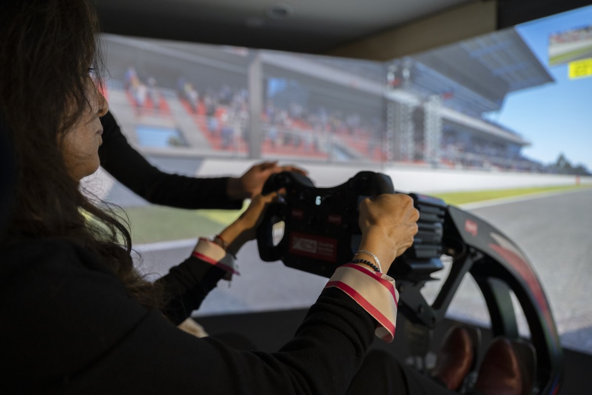DigaliX's tweet photo. Los asistentes sintieron la adrenalina de la velocidad de dar una vuelta al @Circuitcat_cat con nuestro simulador premium. https://t.co/vsFkzT0zkS