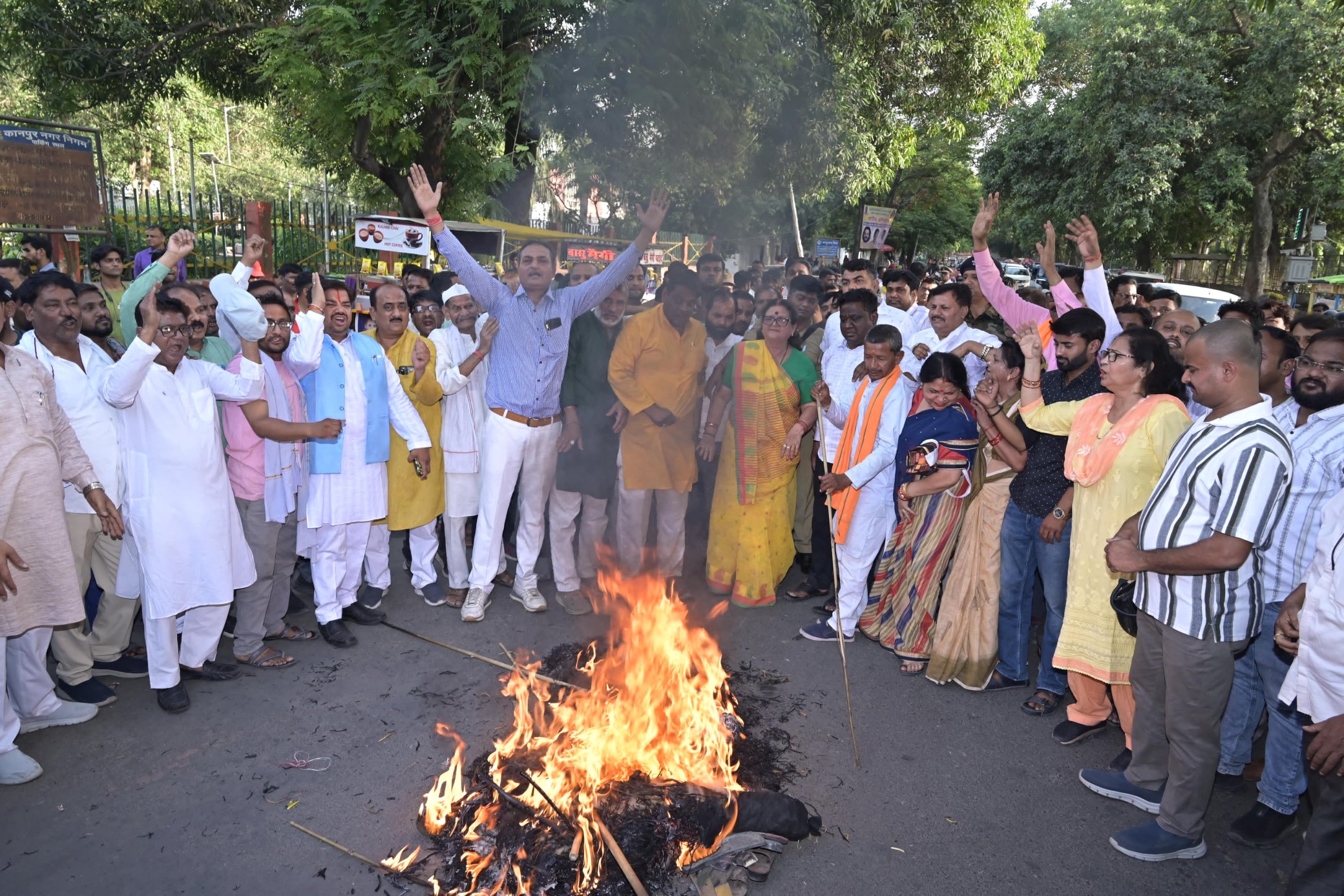 कानपुर में फूंका गया आतंकवाद का पुतला, मेयर बोलीं- शुभम के नाम पर बनेगा पार्क-चौराहा