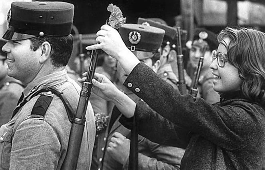 RadioUmbral's tweet photo. 25 abril 1974 
  Revolución de los Claveles que supuso el fin de la dictadura en Portugal.

El 25 de abril es símbolo de Democracia, Dignidad y Libertad.

Nunca lo olvidemos:
El pueblo es el que manda https://t.co/xDa4TAU00q