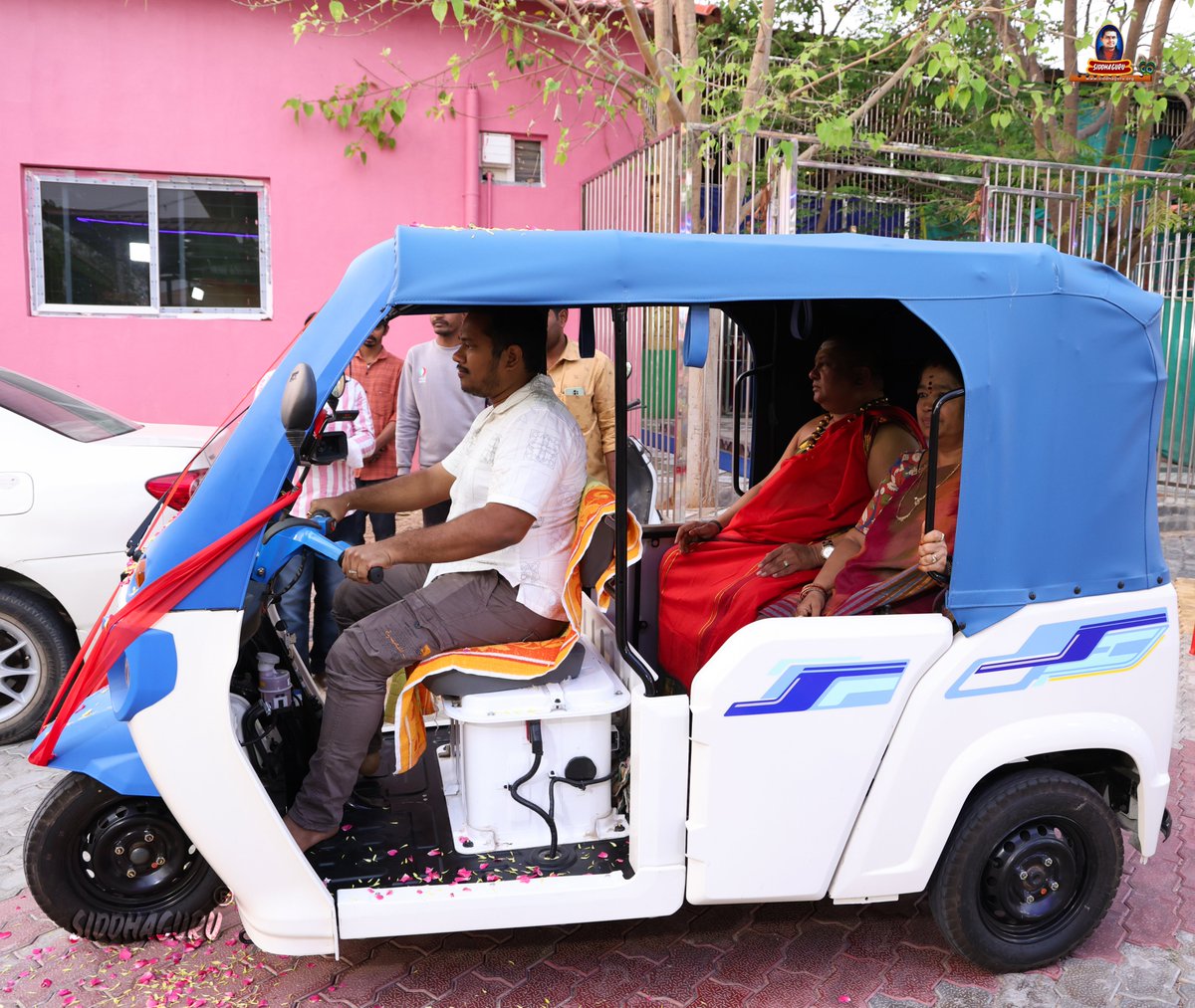 SiddhaguruRM's tweet photo. "A divine beginning for a green initiative – Electric Auto launched by the revered Siddhaguru."
#ElectricAutoLaunch
#GreenInitiative
#SustainableFuture
#EcoFriendlyMovement
#SpiritualLeadership
#CleanEnergyDrive https://t.co/oyNwWhQMoJ
