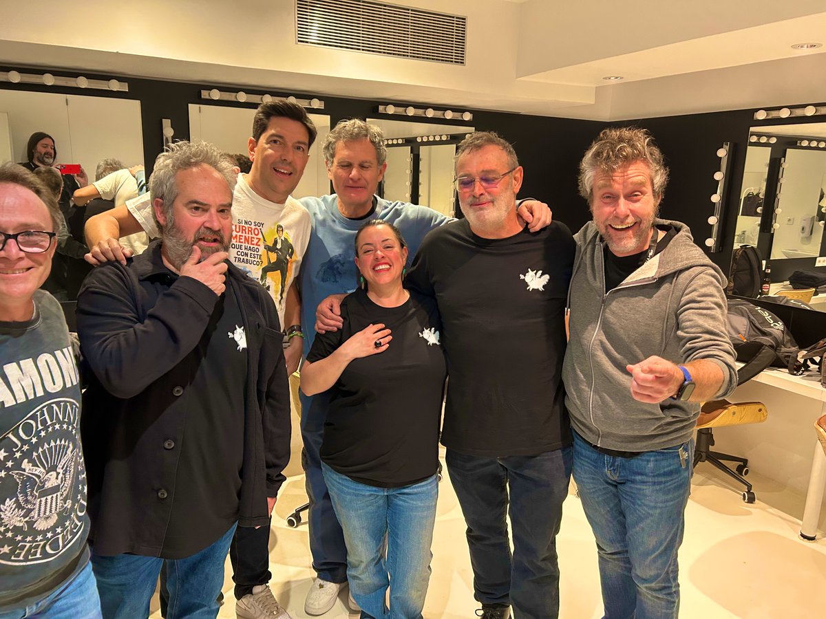 Pues qué ratico más majo pasamos ayer con <a href="/torerosmuertos_/">Los Toreros Muertos</a> que nos invitaron a destrozarles una canción. Qué gran honor. Después, en el camerino, <a href="/unpinguino/">1pingüinonmiascensor</a> y <a href="/Carbonellsg/">Pablo Carbonell</a> coordinan su parpadeo para evitar ver el mundo que les estamos dejando a nuestros nietos.