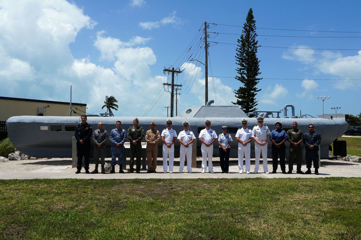 <a href="/jiatfs/">Joint Interagency Task Force South</a> welcomes VADM Pablo Niemann Figari, Chilean Chief of the Joint Staff! His visit reinforces the strategic partnership in combating criminal organizations and disrupting drug trafficking in the Eastern Pacific. #ChileanNavy #JIATFS #SecurityCooperation #somosjiatfs