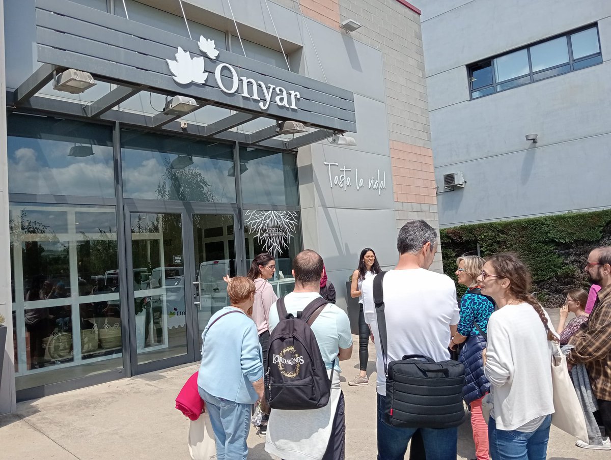 supportgirona's tweet photo. Aquesta setmana ens han visitat companys de #cafeandco #Toulouse, per conèixer la nostra #metodologia de treball, sobretot en l'àmbit #digital. Col·laborem en el marc d'un projecte #Erasmus+ de #mobilitat. Han pogut conèixer entitats del nostre territori i debatre amb elles. https://t.co/3OC4EO1WJw
