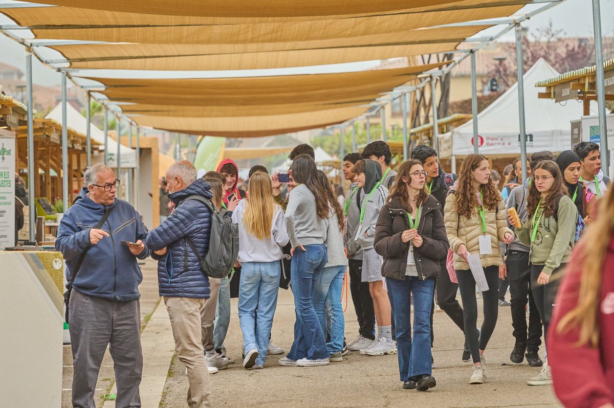 Les 📸 més 🔝 de l'estrena de #Firhàbitat25

Un matí marcat per l'èxit de la segona Matinal El Valor dels Oficis, on 250 estudiants de secundària del #Berguedà han donat color a la fira per aprendre i descobrir sobre bioconstrucció 📚🧑‍🎓👩‍🎓
