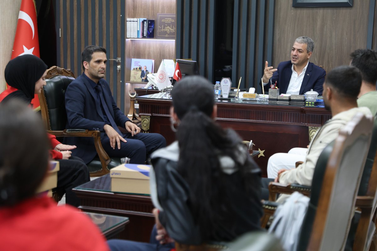 🤾🏼‍♀️ Sporun ve sporcuların yanındayız! 💪🏼

🥅🤾🏼‍♀️İlimizi ikinci ligde temsil eden Bingöl hentbol takımı, Genel Sekreterimiz Sn. Enes Üçgül'ü makamında ziyaret etti.

Hentbol takımı, Sn. Üçgül'e verdikleri çesitli malzeme desteklerinden dolayı teşekkür etti.