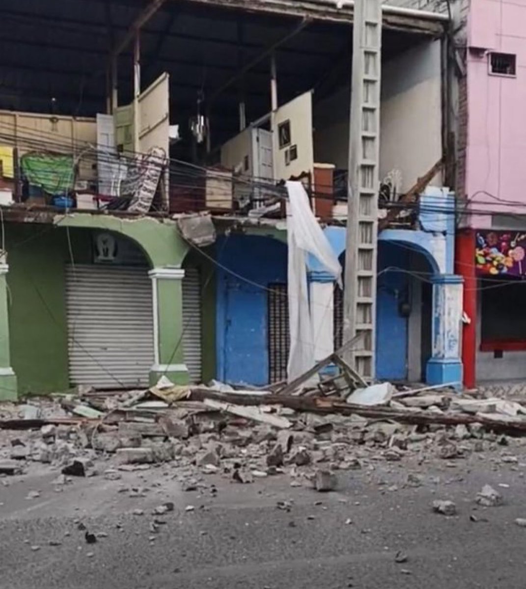 AlertaMundoNews's tweet photo. 🇪🇨 | ÚLTIMA HORA: Imágenes muestran varios daños sufridos en algunas edificaciones en Esmeraldas, Ecuador, después de fuerte sismo. https://t.co/DvS9bsfoJF