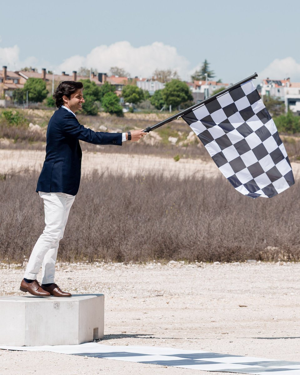 F1's tweet photo. ¡Hola, Madrid! 🇪🇸

Carlos Sainz is in Madrid as circuit construction begins ahead of our return in 2026!

#F1 https://t.co/5v6VnbmBn2