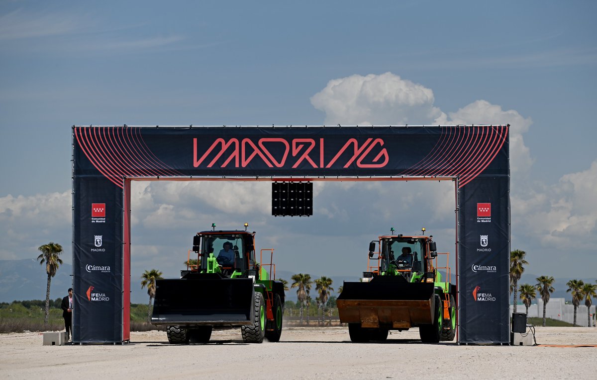 F1's tweet photo. ¡Hola, Madrid! 🇪🇸

Carlos Sainz is in Madrid as circuit construction begins ahead of our return in 2026!

#F1 https://t.co/5v6VnbmBn2