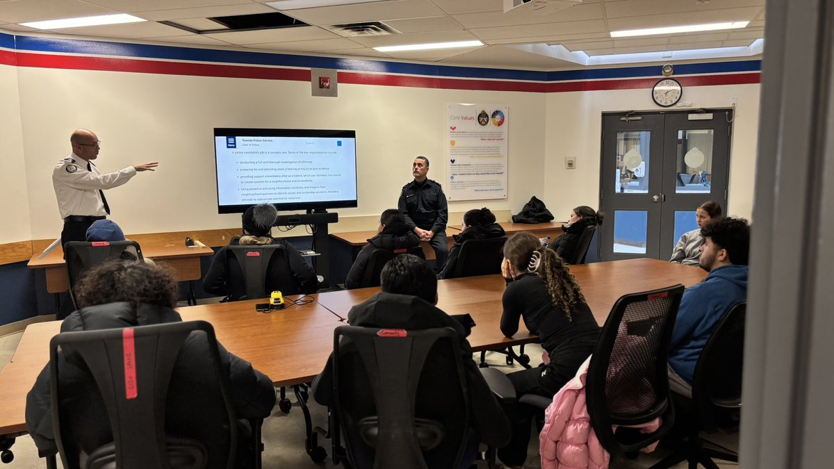 33 Division (@tps33div) on Twitter photo As the warm weather makes an appearance, community members are venturing out! We welcomed future leaders for a behind-the-scenes station tour. Moments like these help us connect and strengthen our bond with the community- one conversation (& high-five) at a time. As the warm weather makes an appearance, community members are venturing out! We welcomed future leaders for a behind-the-scenes station tour. Moments like these help us connect and strengthen our bond with the community- one conversation (& high-five) at a time.