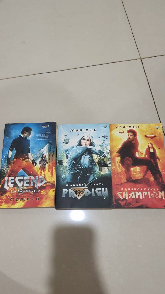 Redvelvednyum2's tweet photo. WTS Novel Preloved LEGEND TRILOGY BY MARIE LU TAKE ALL 105k/Nego tipis.
- Buku lama terawat 
- Original dan pnyimpanan pribadi 
- Cek cnd feel free buat DM 
- Bisa co di 🍊

#wts #novel #preloved #books #zonauang️ https://t.co/dvmIpB0XiV