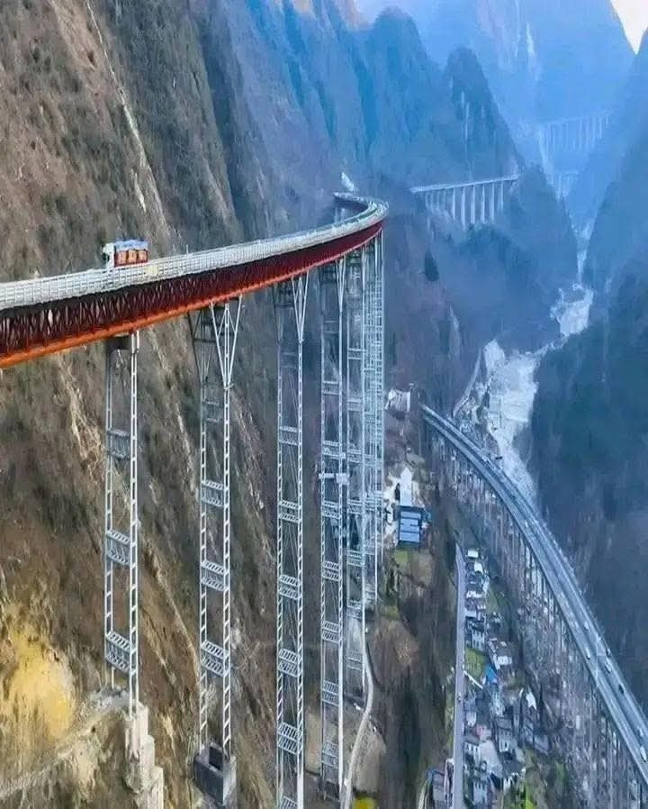 ColoursOfWorld1's tweet photo. The most incredible bridges in the world🧵

Open the Thread and be Amazed 🩷 https://t.co/QNXmjlkVDh