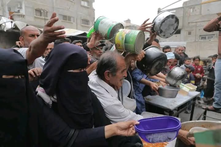 نعيد ونكرر يا أمة المليار 
2.5 مليون شخص في #غزة يعاني من شبح المجاعة في ظل إغلاق المعابر وعدم دخول المساعدات الإنسانية منذ شهرين .
خلال أيام قليلة سنسمع ونشاهد بشكل يومي اطفال توفت بسبب سوء ونقص حاد بالتغذية .
#غزه_تموت_جوعاً