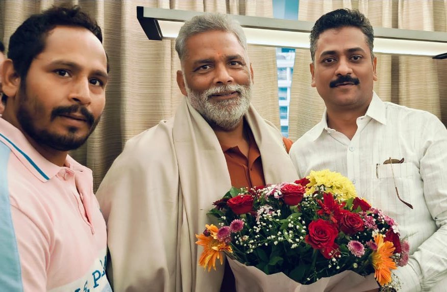 FoundationYadav's tweet photo. जन अधिकार पार्टी के प्रमुख, सह पूर्णिया लोकसभा से माननीय सांसद , सरल, सहज और सौम्य स्वभाव के धनी, सेवाभावी, मिलनसार, अपनी वाक्पटुता और मुस्कान से हर व्यक्ति को सकारात्मक रूप से प्रभावित करने वाले श्री पप्पू यादव जी से मुलाकात करने का मौका मिला।
मुलाकात के अविस्मरणीय क्षण.... https://t.co/WDa8cXB41R