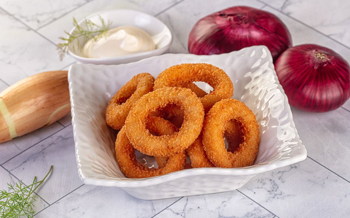 rezeptheft.at/rezepte/zwiebe… 
Zwiebelringe sind ein klassisches Fingerfood, das nicht nur bei Snackliebhabern, sondern auch als Beilage zu Burgern und Grillgerichten begeistert. Ihr unwiderstehlicher Geschmack und die knackige Textur machen sie zu einem Highlight auf jeder Speisekarte