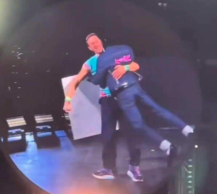 AboutMusicYT's tweet photo. Jin and Chris Martin are together in a new photo. https://t.co/CVlChuvlxk