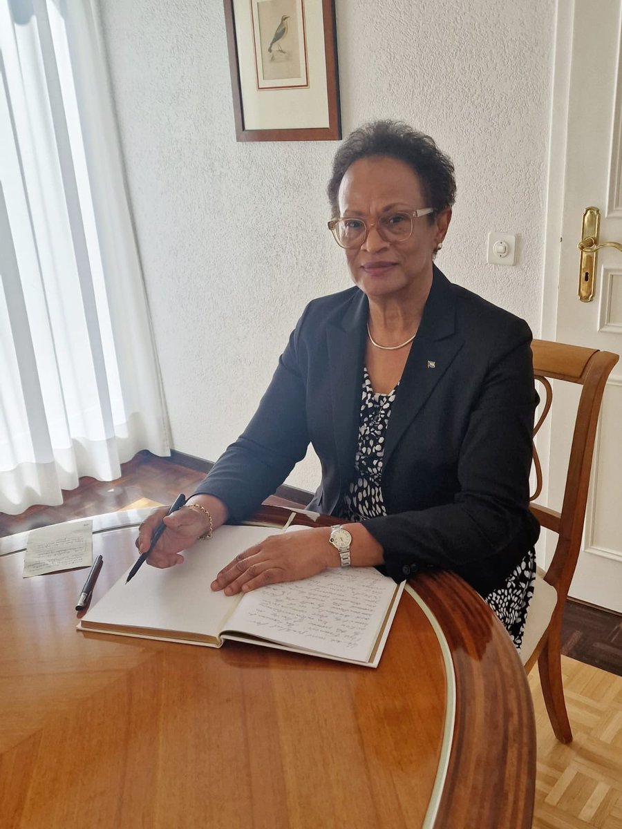 Amb Hermanns 🇧🇸 was honoured to sign the Book of Condolences for His Holiness #PopeFrancis at <a href="/HolySeeGeneva/">Holy See Mission Geneva</a> . We extend our deepest sympathies to the Catholic community worldwide. 🙏🏾🕊️