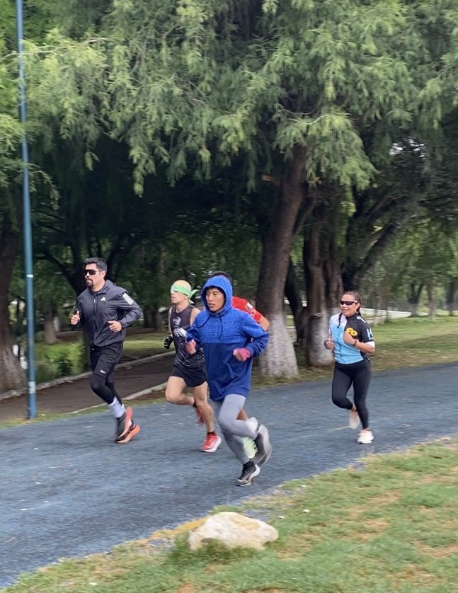 Ya es viernes y el cuerpo lo sabe, hoy tocó soportar el ritmo de las estrellas: el gran Joel Rodrigo y mi carnal José Manuel; éxito y buena vibra para toda la bandota. ⚡️✨
🏃🏽‍♀️🧑🏽‍🦯🏃🏾🏃🏻‍♀️
.
.
.
.
.
.
.
#Chiapas
#corredorciego
#SanCristóbaldeLasCasas