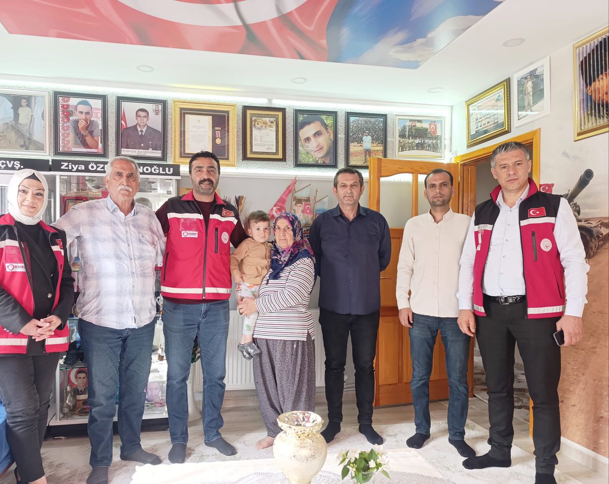 Kozan Sosyal Hizmet Merkezi Müdürlüğü " *Şehit Aileleri ve  Gazi Hizmetleri Birimi"* olarak hizmet bölgemizde yer alan Şehitlerimizden Şehidimiz Ziya ÖZKOZANOĞLU’nun bizlere emaneti olan değerli Ailesine Kuruluş müdürümüz Sn.Hasan BOZ eşliğinde ziyarette bulunduk.🇹🇷🇹🇷🇹🇷