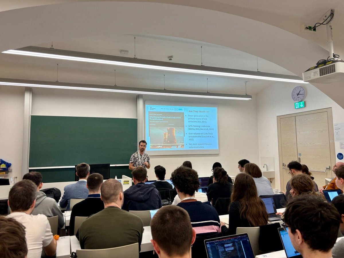 COMPTEXTCONF's tweet image. #COMPTEXT2025’s afternoon panels delivered thrilling presentations on validating computational methods, navigating populism in digital spaces, European crisis politics, global power shifts, and gender in political narratives. The thought-provoking topics sparked rich discussion.