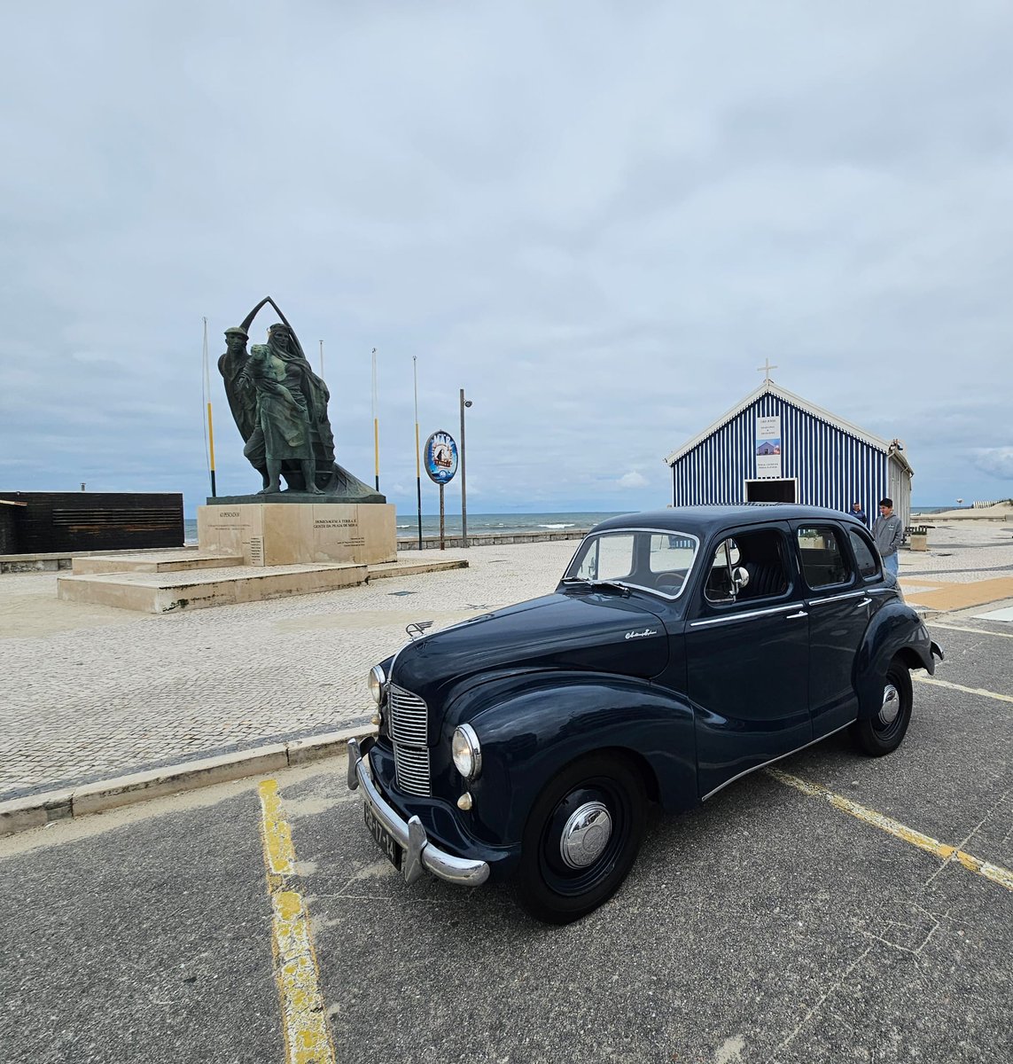 Com #Mira na mira do horizonte, partimos com confiança, mesmo com um toque de cinzento a espreitar.
Celebrar a #liberdade conquistada — ainda que o #charmoso traga sempre consigo o peso do tempo. 
+80 km percorridos, à beira-mar! 
#Austin #AustinA40Devon #A40Devon1951
#25deAbril