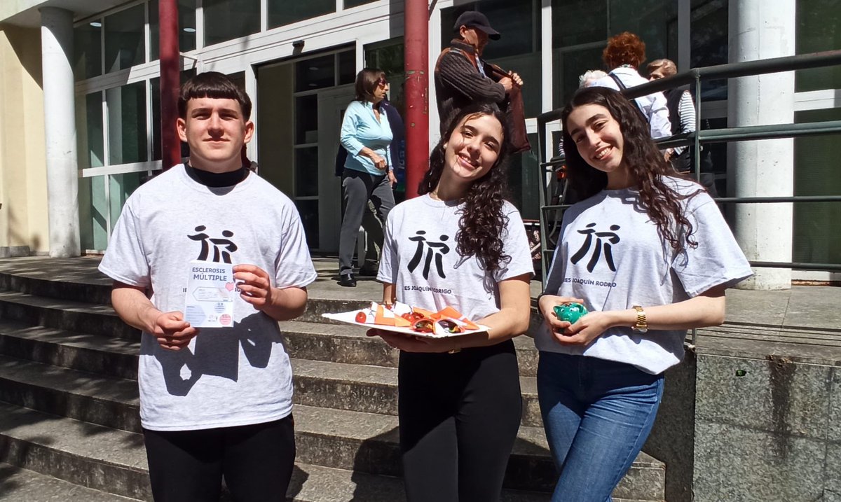 ijoaquinrodrigo's tweet photo. ¡Los alumnos de #FAG de #2BACH se han lanzado hoy a la calle para dar visibilidad a la asociación #AELEM y su lucha contra la esclerosis múltiple! ¡Nuestro barrio demuestra su gran solidaridad una vez más! #40Aniversario #CrecerParaContarlo #joaquinrodriguismo https://t.co/ERZJwVaAhO