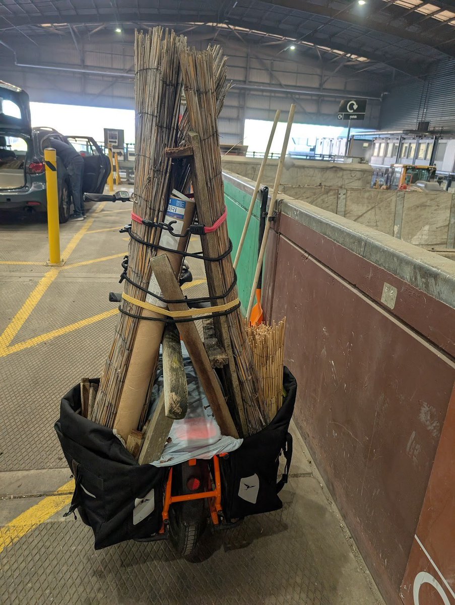 Turns out it is possible to transport an old bench to the recycling centre without a car. Also faster and less messy 💪🏾
