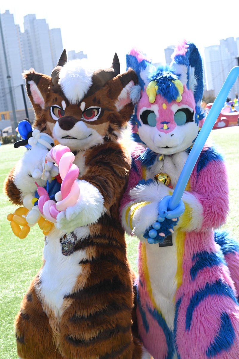 The combination of bows and arrows and swords  <a href="/silverfire1014/">普勞德 狄特 Deater ➡️ UTFG</a> 
#furry #fursuit #FursuitFriday #FurryJoA2025