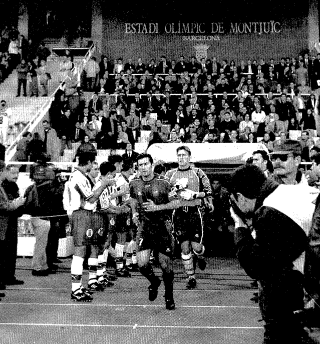 Hemeroteca_FCB's tweet photo. 🔙 🏟️ El primer derbi entre Espanyol i Barça a Montjuïc es va celebrar un dia com avui de 1998.
L'equip de Van Gaal ja era campió de Lliga i el de Camacho li va fer el passadís. El matx va acabar 1-1 amb gols de Figo i Sergio González.
#FCBOnthisday #FCBESP #LaLiga https://t.co/MR1eNzOpuj